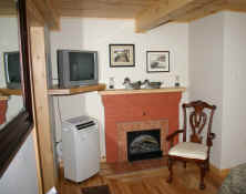 444_suite_fplace2.jpg (36844 bytes)