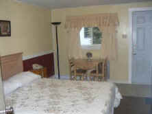 motel-1-queen.jpg (12673 bytes)